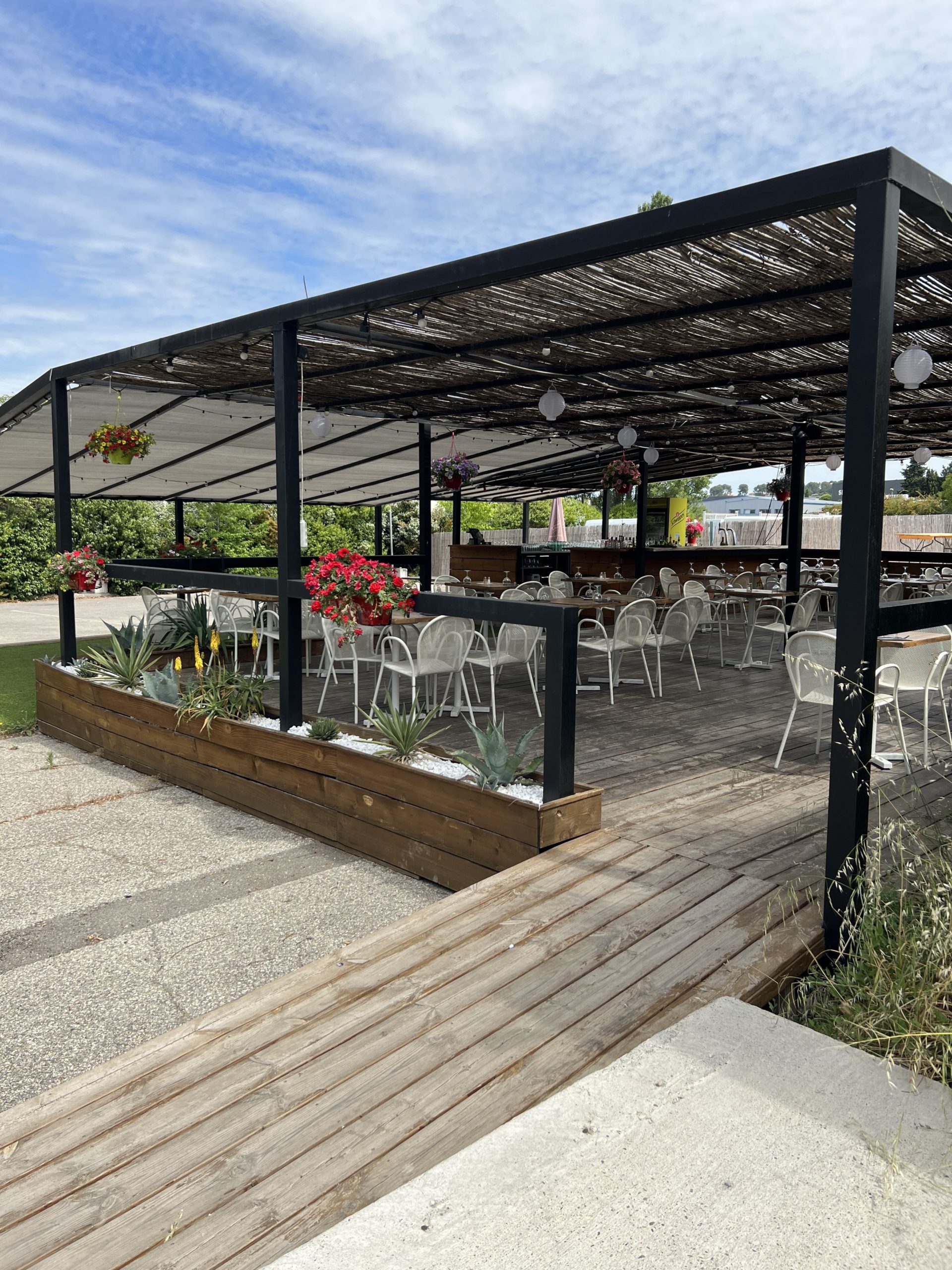 entrée-terrasse-ombragée-restaurant-tables-dressées