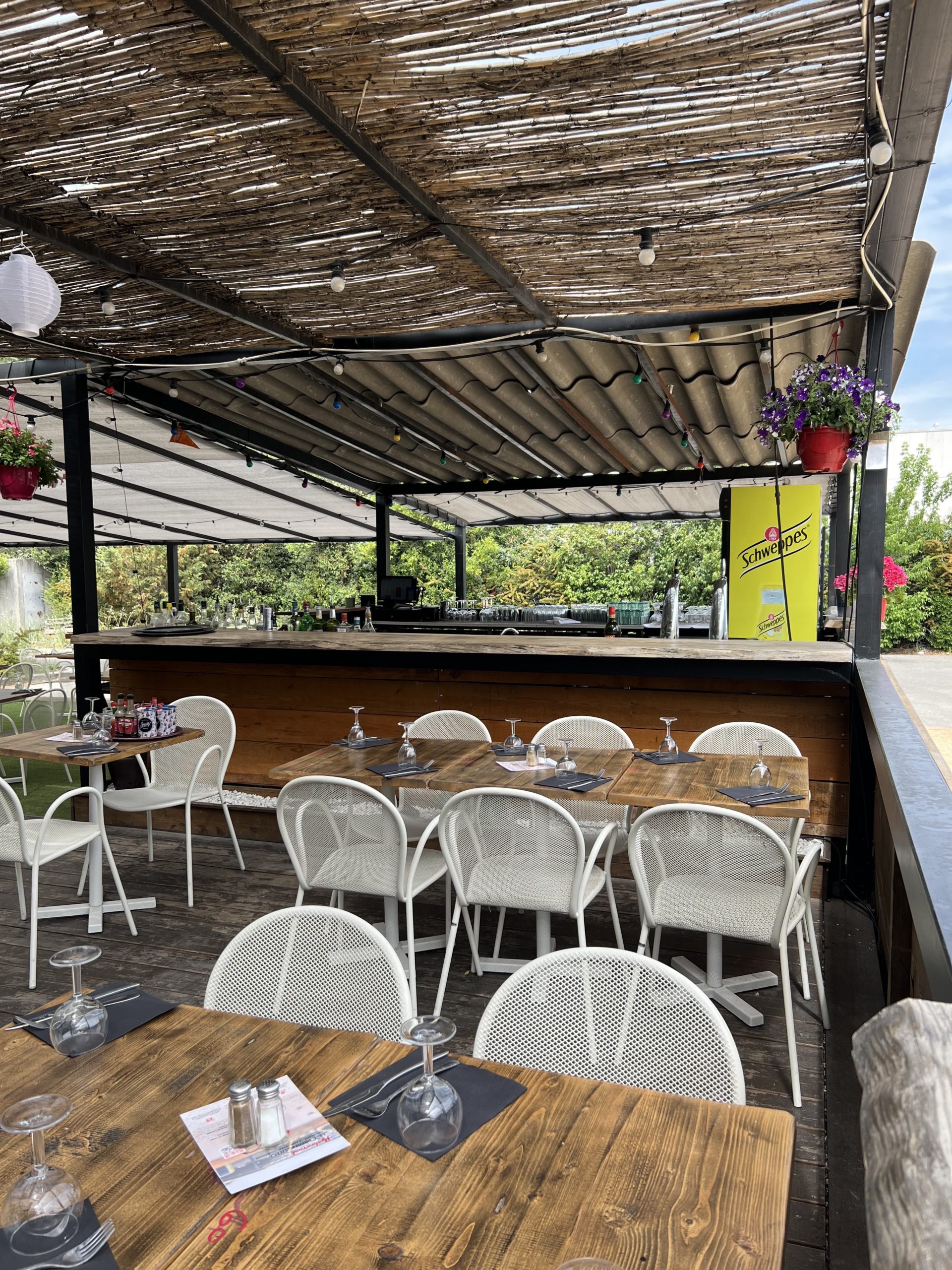 terrasse-ombragée-restaurant-bar-tables-dressées