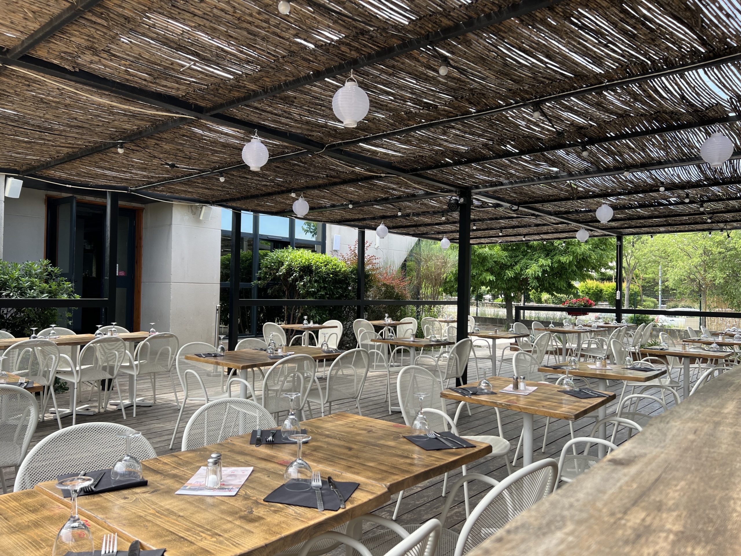 entrée-terrasse-ombragée-restaurant-tables-dressées